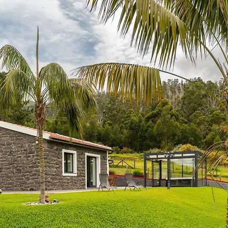 Vakantiehuis Florencas House - Private Jacuzzi & Garden Calheta (Madeira)
