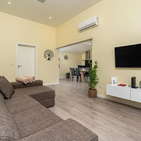 בית נופש Florencas House - Private Jacuzzi & Garden קלייטה