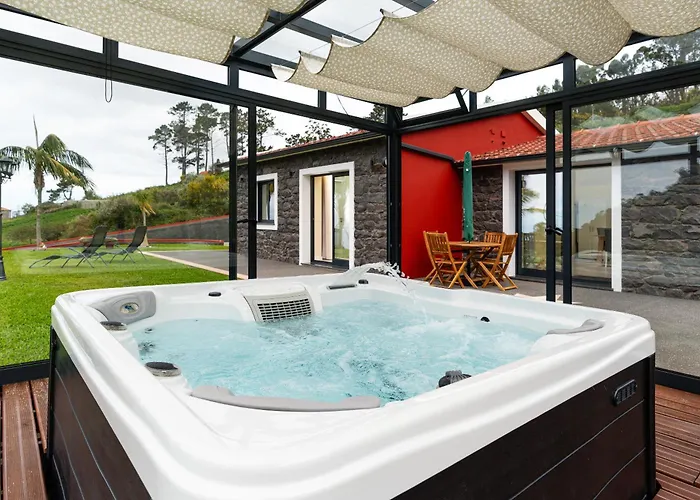 Dom wakacyjny Florencas House - Private Jacuzzi & Garden Calheta (Madeira)