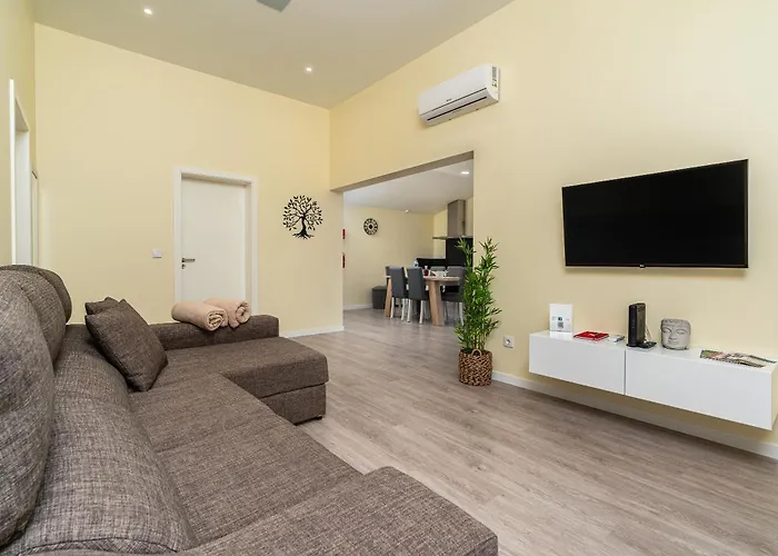 Dom wakacyjny Florencas House - Private Jacuzzi & Garden Calheta (Madeira)